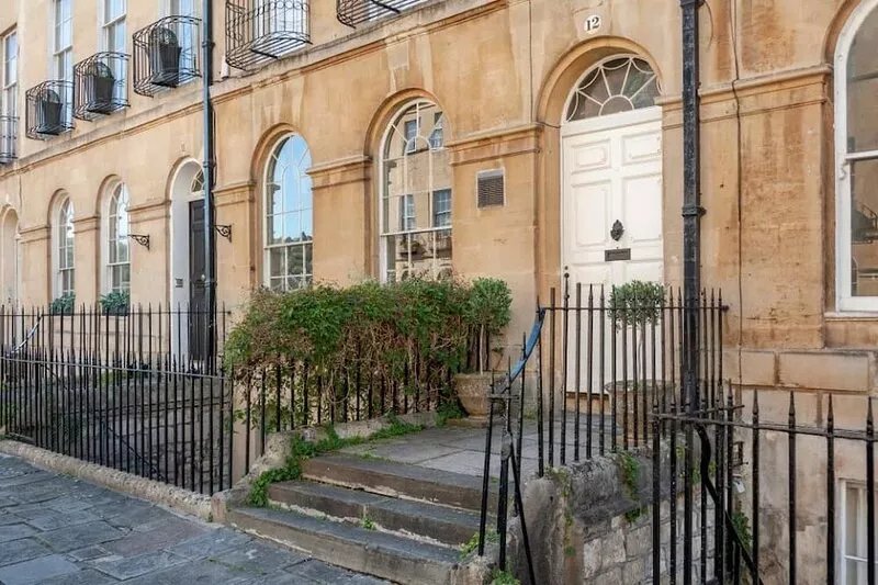 Johnstone's Secret Garden -  idyllic apt with private garden set by the weir in