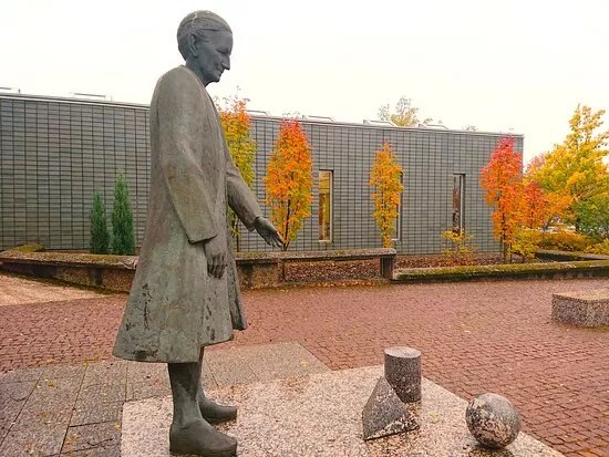 Helvi Honk Monument