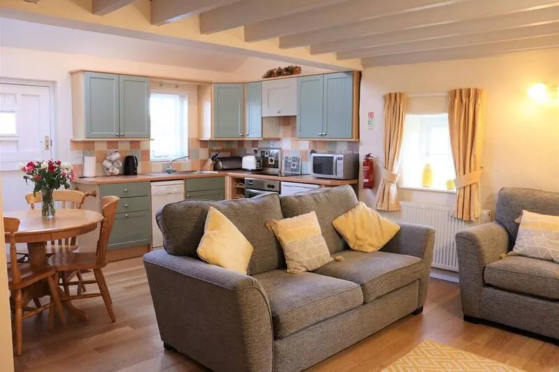 Gardeners Cottage - sleeps 4 guests  in 1 bedroom