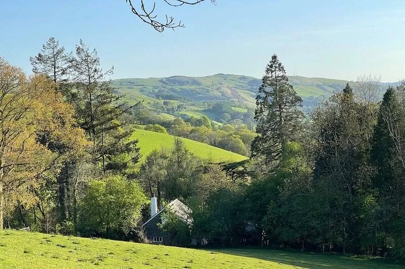 Peaceful spacious cottage close to mountain walks and beaches