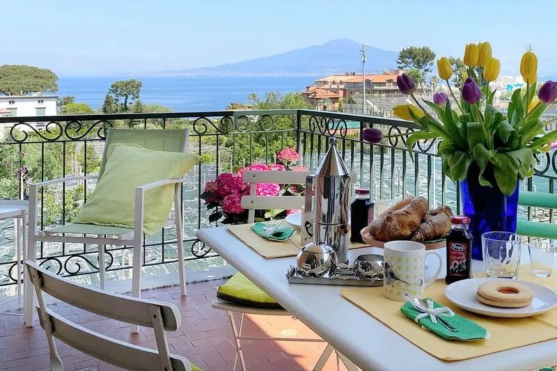 Amazing apt with breathtaking seaview&Vesuvius in Sorrento center near the beach