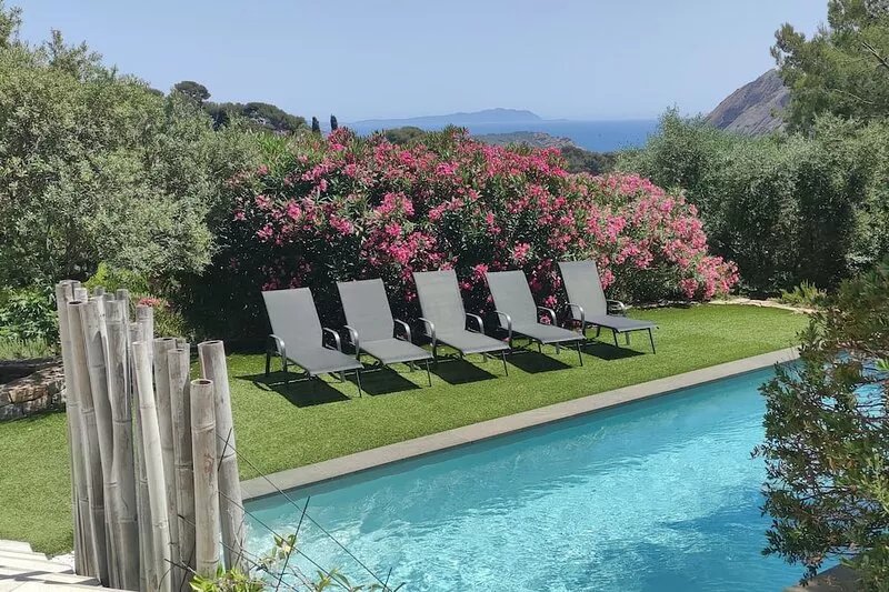 Architect-designed villa with sea view and pool at the gateway to the calanques
