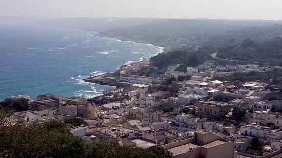 Passeggiata Intorno Alle Mura Messapiche
