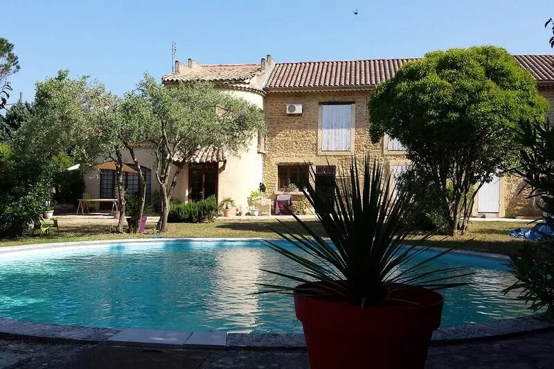 Provencal and authentic farmhouse with olive trees and a magnificent swimming