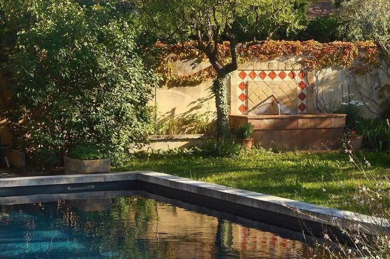 Two minutes from the center, house with swimming pool and enclosed garden in a