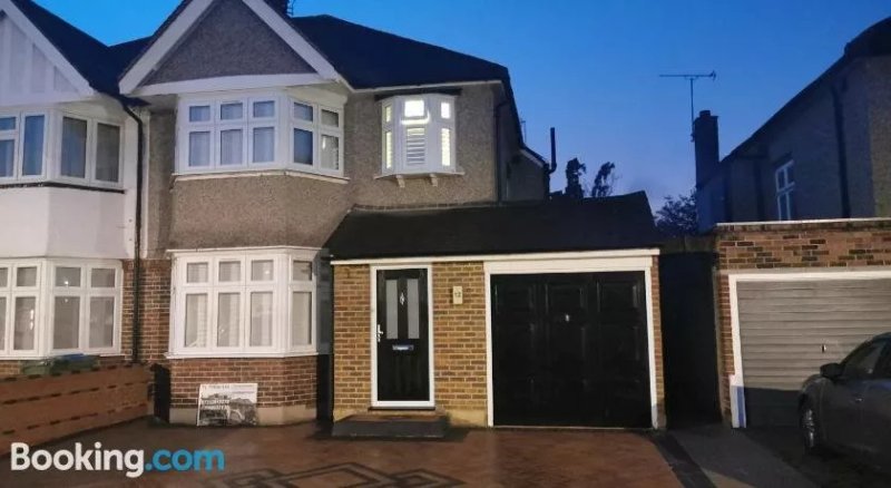 New Double Bedroom Close To Whitton Station