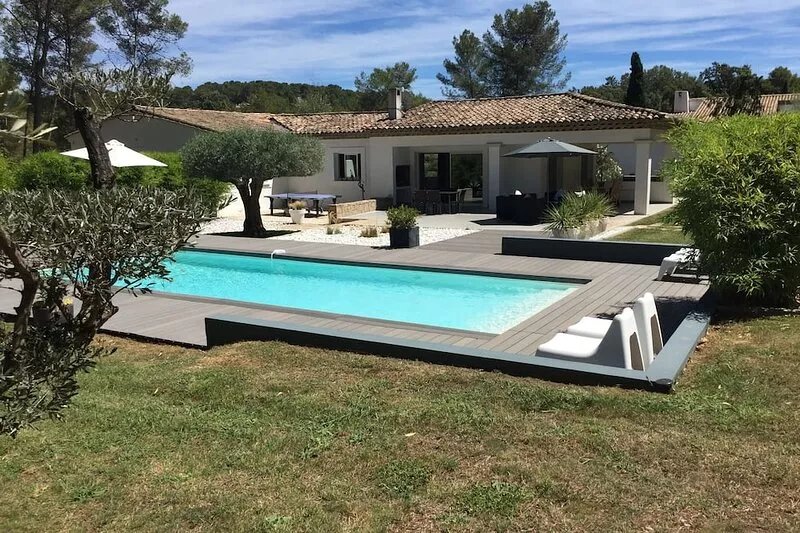 Villa with pool in the heart of the pine forest