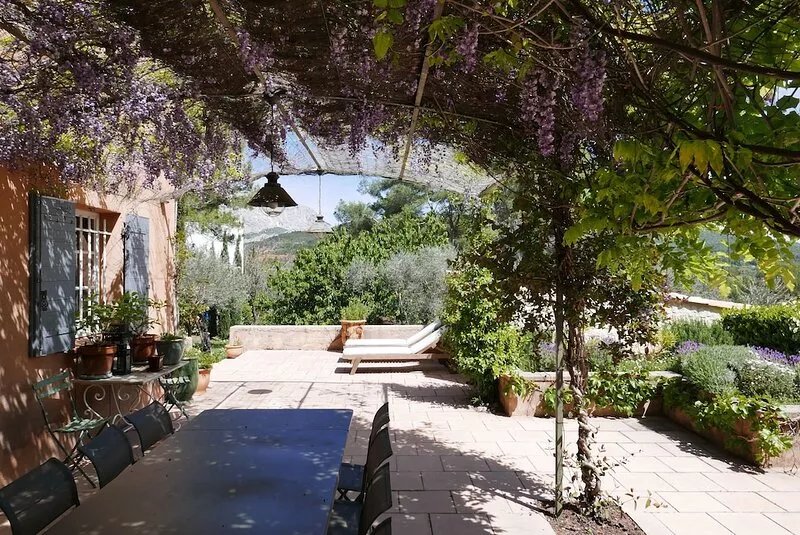 Beautiful Bastide Aixoise, air conditioning and swimming pool, located in the