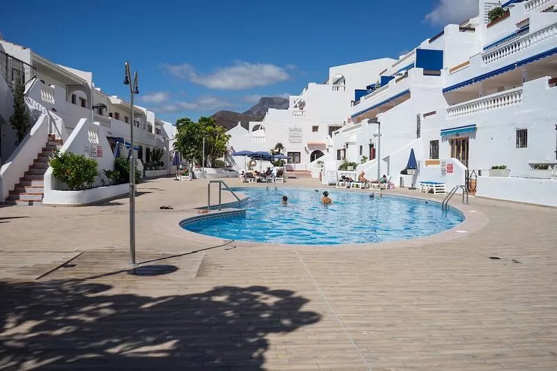 Studio In Beautiful Quiet Complex with AIR CON Communal Pool - FREE WIFI