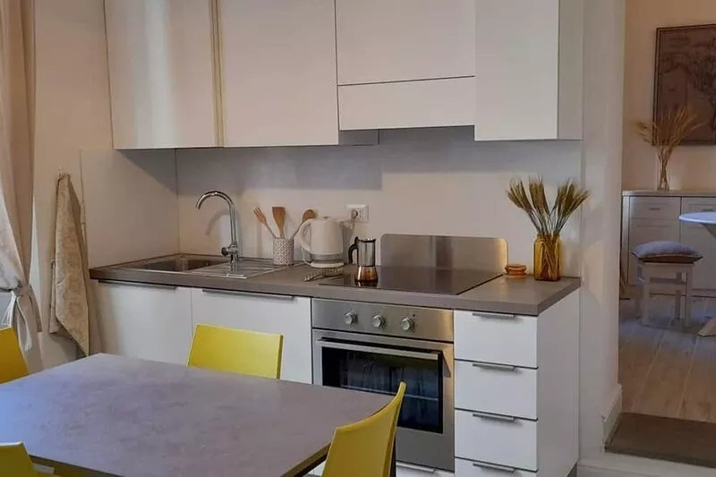 Bright Apartment a few steps from Duomo and Train Station. Wifi, A/C, W&D