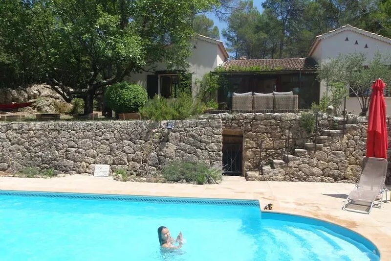 Charming air-conditioned Provencal villa with private pool hidden by the forest.