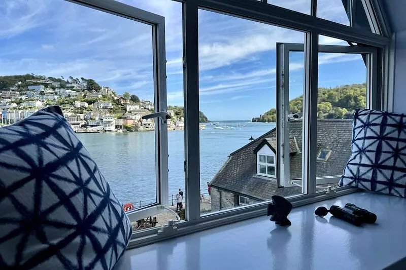 Waterfront apartment, glorious views and parking