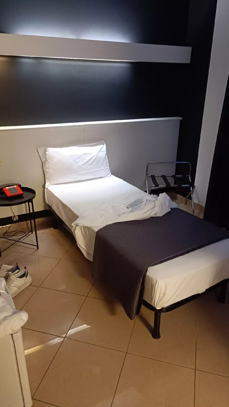 Ezy Hotel