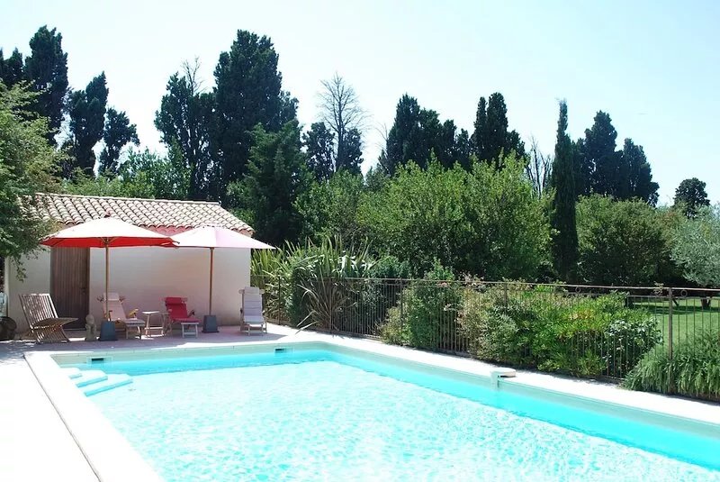 Between Avignon and Les Alpilles, a traditional provence house. Garden and pool.