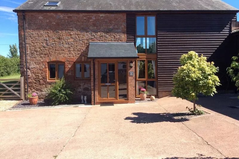 Large Detached "upside Down" Barn, dog friendly with 1 acre enclosed paddock.