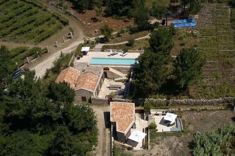 Idyllic location in nature 1km from the sea (4 / 5 bedrooms, sleeps 8 plus 3)