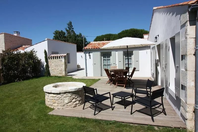 Restored cellar, private enclosed garden near village center and beach St Denis