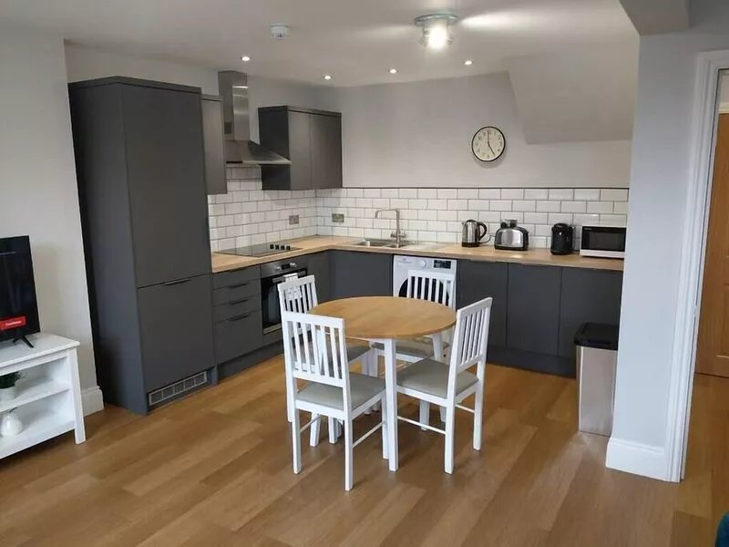 New Serviced 2-bed Apartment - inc private parking