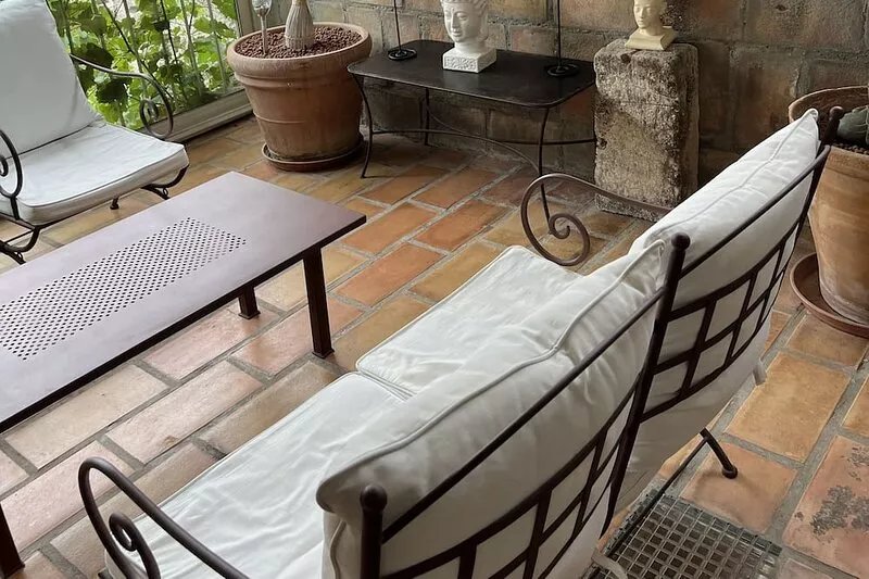 the heart of the Petite Camargue, spacious house, inside the walls