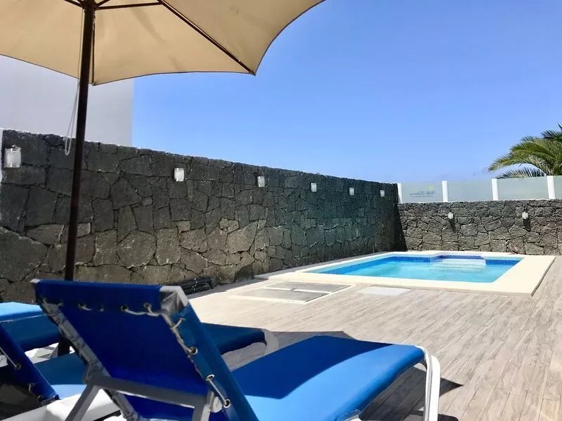 Stunning villa, beside Overseas Supermarket & HiperDino , pool, AC, wifi,