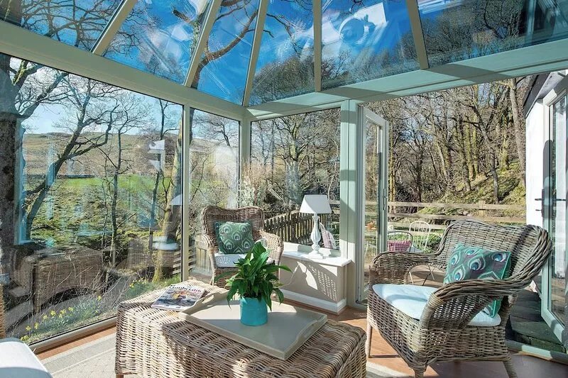 A superior detached spacious cottage in an idyllic, truly rural location.