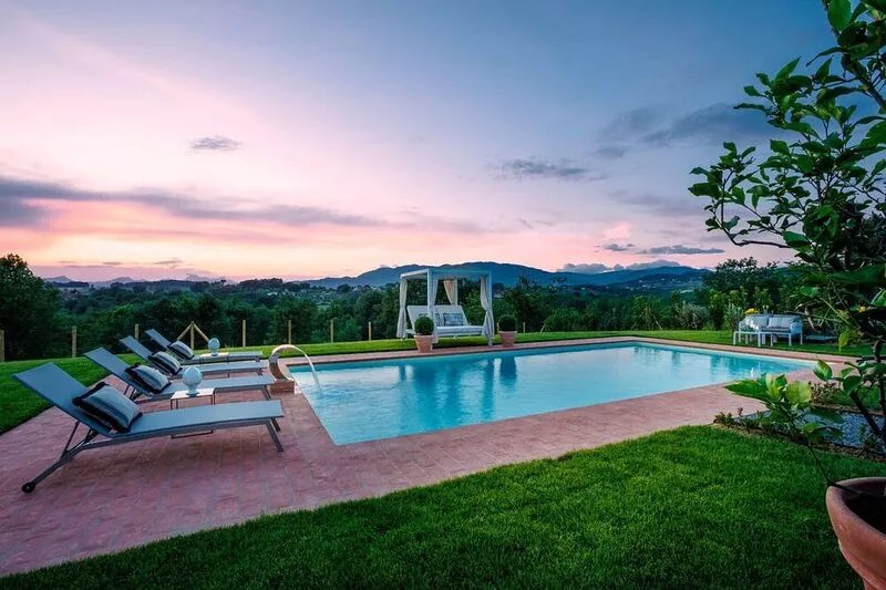 Villa Flora, a Luxury 3 bedrooms Farmhouse with Pool and Jacuzzi