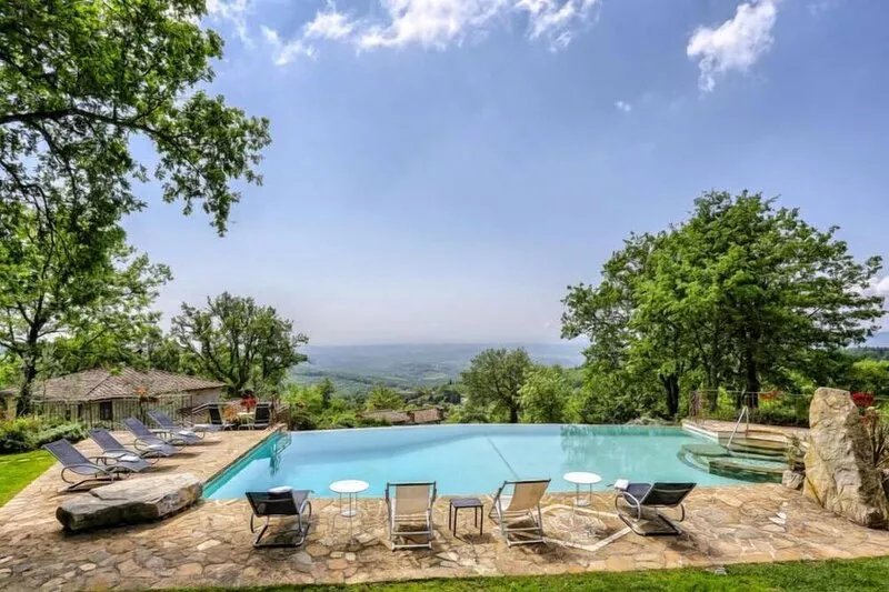Farmhouse with beautiful pool and jacuzzi, panoramic location in chianti