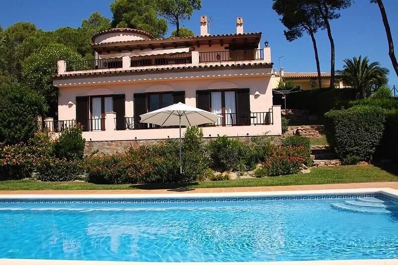 Villa Urgell with Pool, Wi-Fi, Terrace & Garden