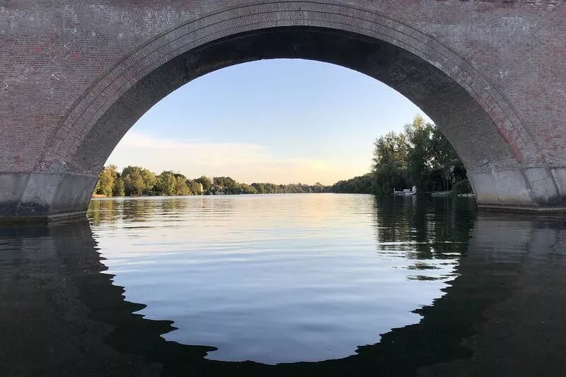 CHARMING WATERFRONT GITE WITH PRIVATE PONTOON, ROWBOAT AND CANOE