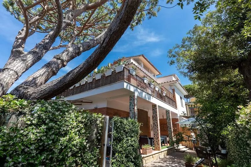 Pinewood_House, villa in Fregene 2 steps from the sea, and 40 minutes from Rome