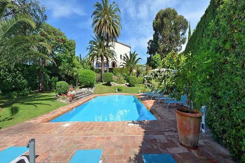 Magnificent Private Gated Villa, Sleeps 8 - 10. Private Pool, Summer Kitchen. AC