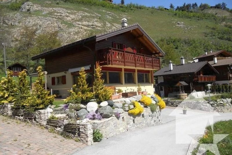 Spacious Chalet with View and close to the gondola