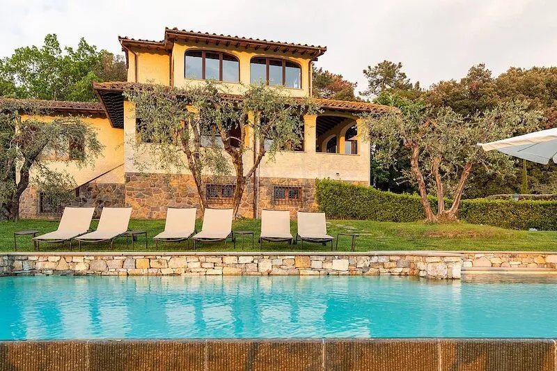 Villa with pool for 12 with stunning views