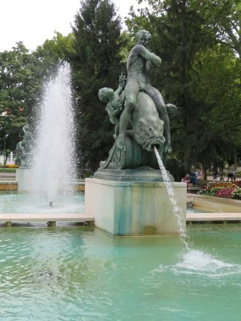 Building and Destroying Tisza Fountain