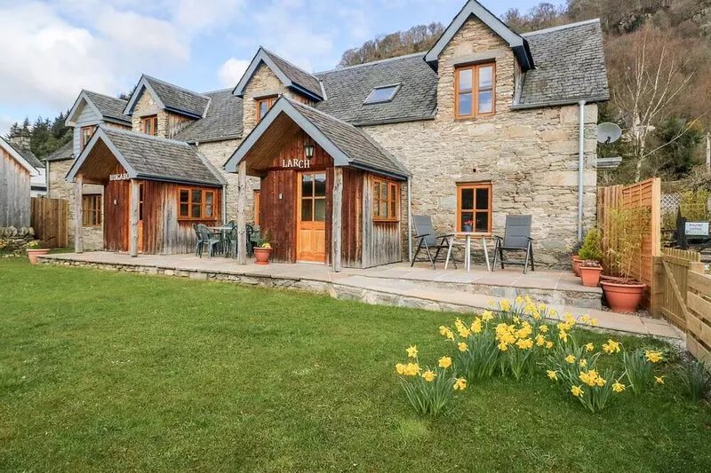 LARCH COTTAGE, pet friendly, with a garden in Aberfeldy