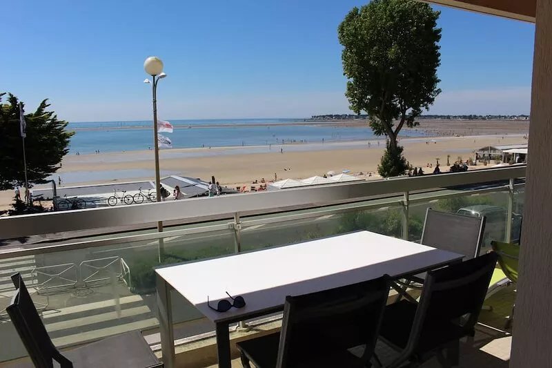 Apartment with panoramic view over the bay of La Baule, between
