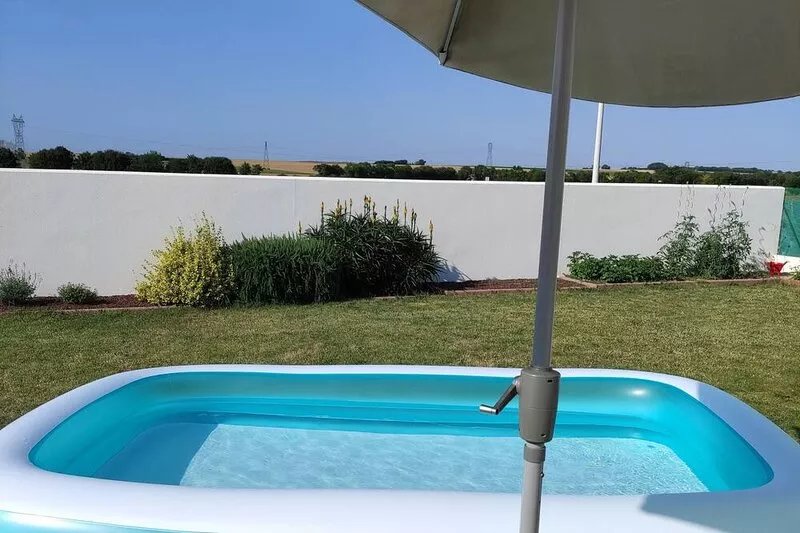 Nice bright house, quiet, nice garden, private parking, 4 pers max.
