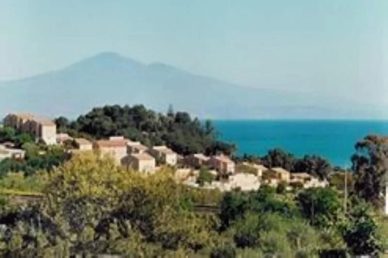 Sea house with garden - Baia Arcile