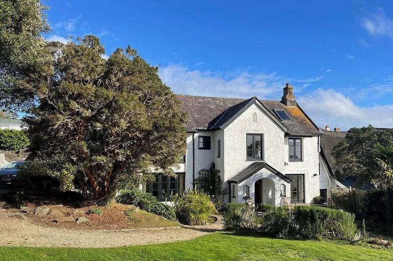 Large traditional Cottage in the heart of Thurlestone