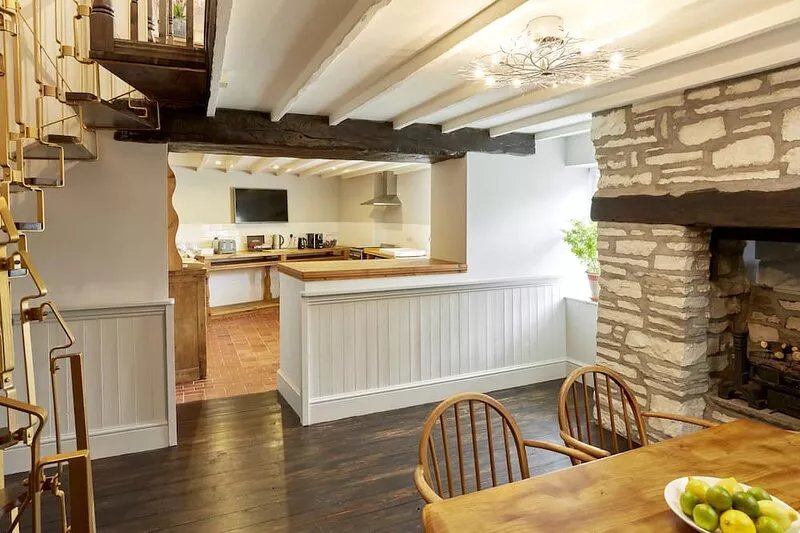 No. 17 Cottage, adjacent to the Abergavenny Hotel