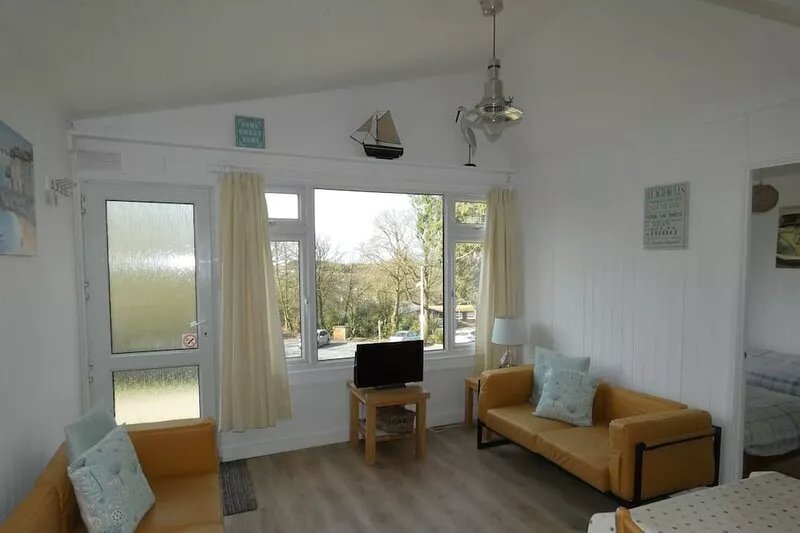 Lovely bright bungalow, tasteful coastal interior.