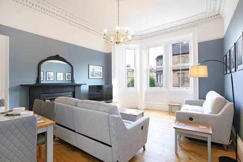 An impressive 3-bedroom apartment, sleeping 6 guests, in a fabulous location.