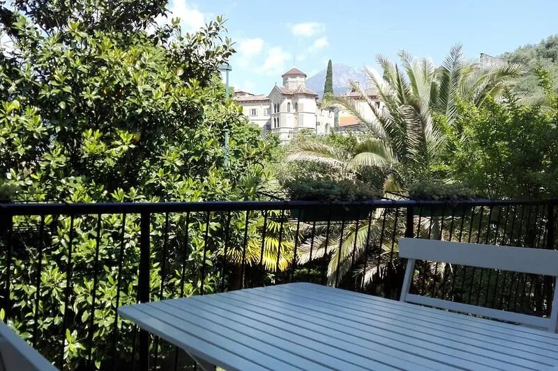 Flat with terrace, quiet and sunny,2 bike, air cond,bike storage