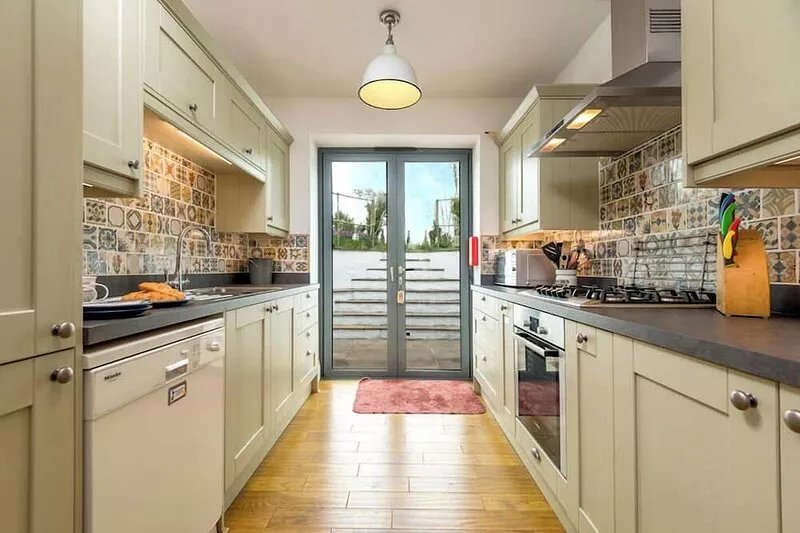 Glan y Mor, Holiday Home Freshwater East, Sleeps 6, 3 bedrooms,  bathrooms