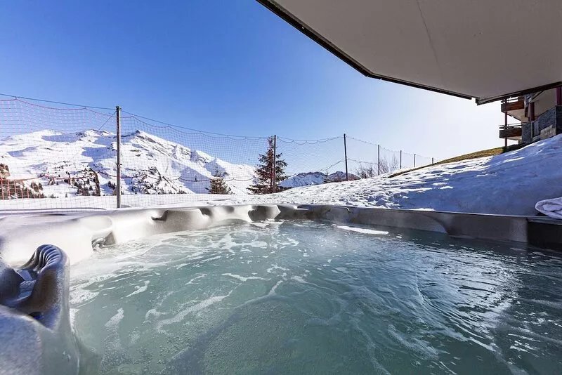 Super Deluxe ski-in:ski-out chalet with private hot-tub and sauna