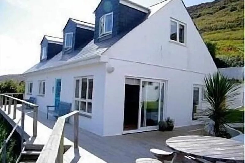 Contemporary Beach House with sea views and short walk to Blue Flag beach
