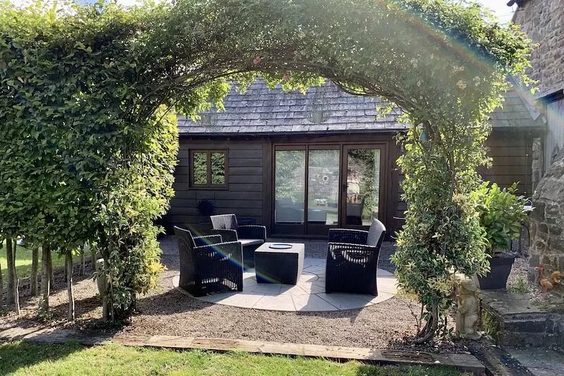 Stone-built, modernised, well-equipped courtyard studio in village location