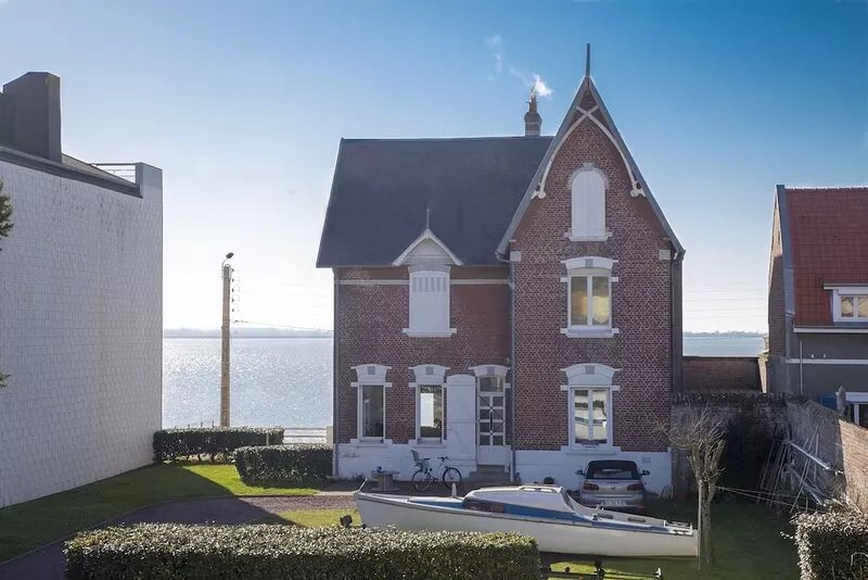 Delightful house with large enclosed back garden close to sea