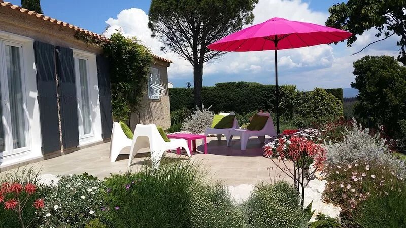 Charming modern air-conditioned villa for 6 people.