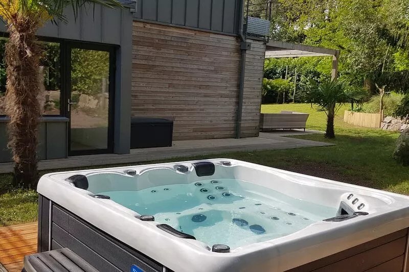 Architect house with jacuzzi, hammam, gym, solarium, not overlooked